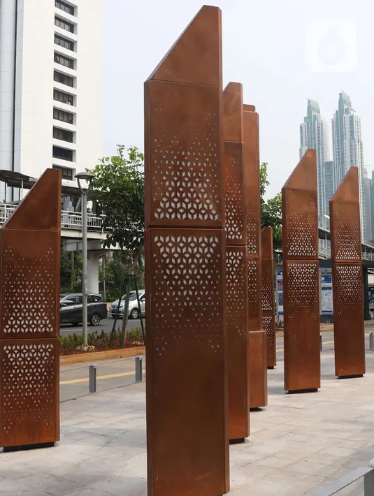 Sebuah instalasi yang berada di kawasan Sudirman, Jakarta, Sabtu (23/11/2019). Pemprov DKI Jakarta gencar membangun dan menyediakan ruang publik bagi masyarakat, baik untuk pegawai kantoran hingga mahasiswa, yang berlalu lalang disekitarnya agar bebas menikmati ruang ini. (Liputan6.com/Angga Yuniar)