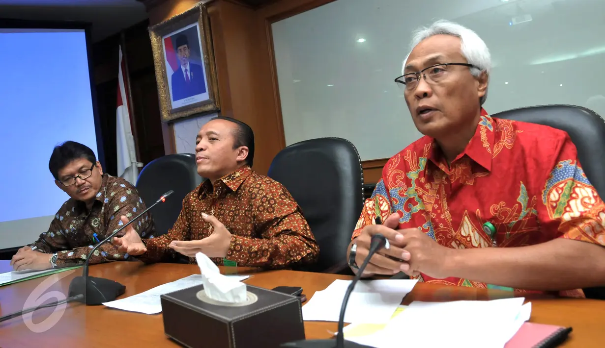 Sekjen Kementrian LHK Bambang Hendroyono (Tengah) menggelar konferensi pers terkait pembakaran hutan di Riau, Jakarta, Selasa (22/9/2015). Kemen LHK mencabut izin operasi empat perusahaan yang terbukti melakukan pembakaran. (Liputan6.com/Johan Tallo) 