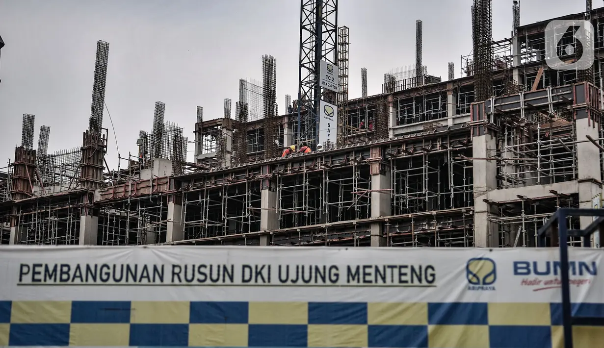 Aktivitas pekerja saat menyelesaikan proyek pembangunan rumah susun sewa (Rusunawa) Ujung Menteng di Jalan Inspeksi KBT, Jakarta, Kamis (5/11/2020). Rusunawa Ujung Menteng yang dibangun oleh PT Brantas Abipraya (Persero) itu ditargetkan rampung pada 2021. (merdeka.com/Iqbal Nugroho)
