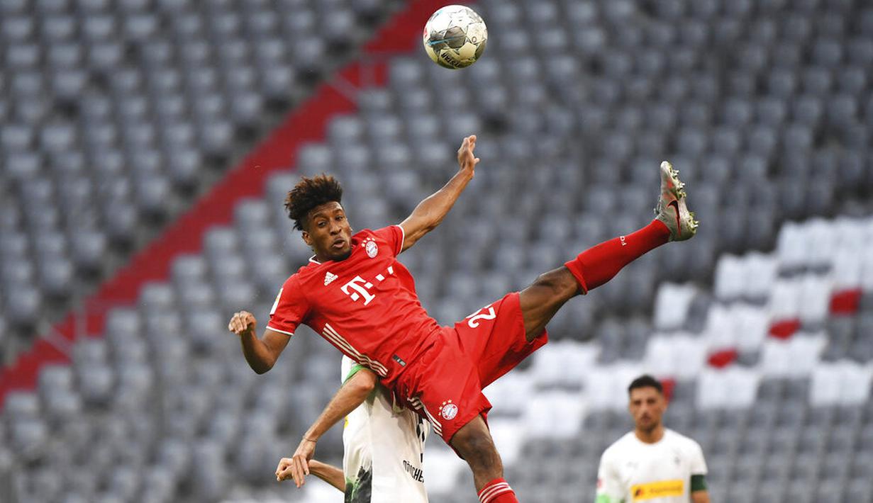 Pemain Bayern Munchen, Kingsley Coman, berebut bola dengan pemain Borussia Moenchengladbach, Christoph Kramer, pada laga Bundesliga di Allianz Arena, Minggu (14/6/2020). Bayern Munchen menang 2-1 atas Borussia Moenchengladbach. (AP/Matthias Balk)