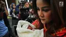 Artis Olla Ramlan saat memberikan keterangan kelahiran anak ke tiganya di RSUD Bunda Jakarta, Selasa (7/11). Olla Ramlan melahirkan bayi perempuan melalui persalinan cesar, 3 November 2017 lalu. (Liputan6.com/Faizal Fanani)