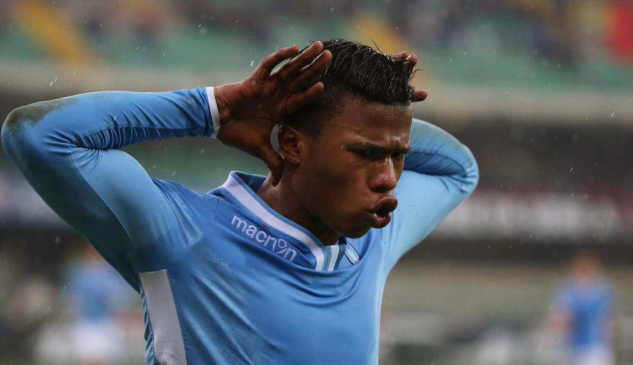 Striker Lazio, Balde Diao Keita, melakukan selebrasi usai mencetak gol ke gawang Chievo pada laga lanjutan Serie A di Stadion Bentegodi, Verona (2/2/2014). Keita menjadi pemain yang diperebutkan AC Milan dan Juventus. (EPA/Venezia Filippo)