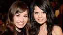 Hal tersebut membuat Selena merasa tak berdaya dan berharap bisa meluangkan waktu lebih banyak untuk Demi. (whowhatwear.com.au)