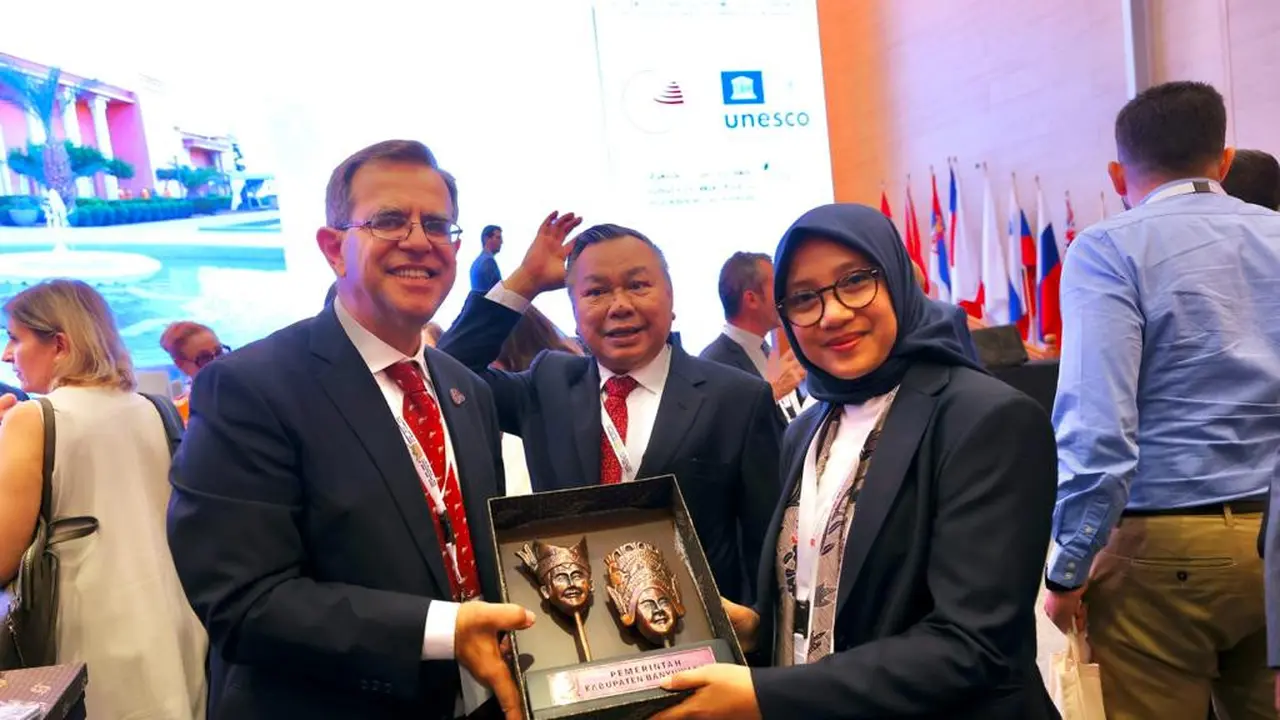 Bupati Banyuwangi saat bertemu Presiden Global Geoparks Network, Nickolas Zouros didampingi oleh Dubes RI untuk Maroko, Hasrul Azwar. (Istimewa)