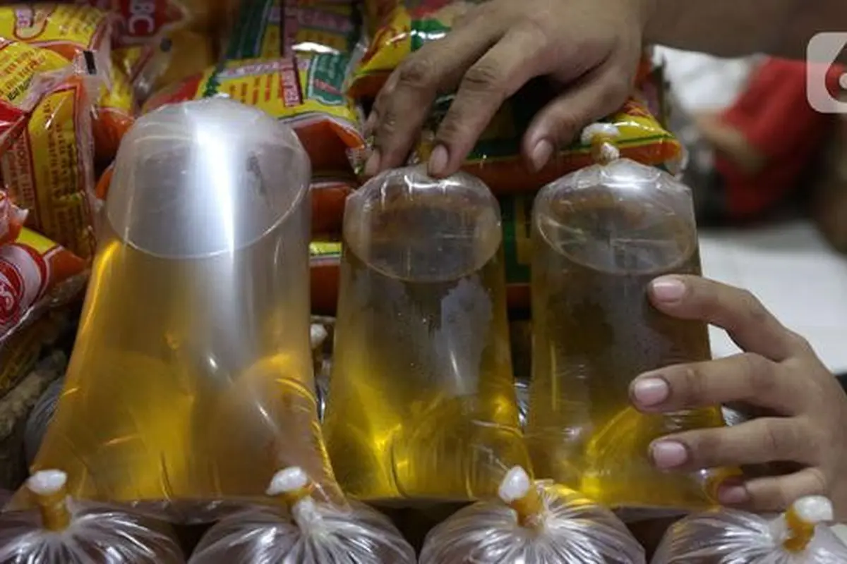 Pedagang tengah menata minyak curah yang dijual di pasar di Kota Tangerang, Banten,(Liputan6.com/Angga Yuniar)