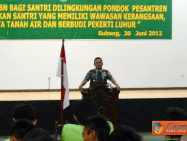 Citizen6, Subang: Pangdam III / Siliwangi Mayjen TNI Sonny Widjaja membuka PPBN bagi para santri di Pondok Pesantren Asyifa Al - Khoeriyah, Jalan Cagak, Kabupaten Subang, Rabu (20/6). (Pengirim: Pendam).