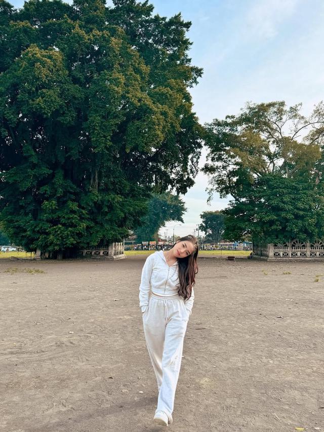 7 Potret Fuji An Liburan di Jogja, Coba Lewati Pohon Beringin Kembar di Alun-Alun