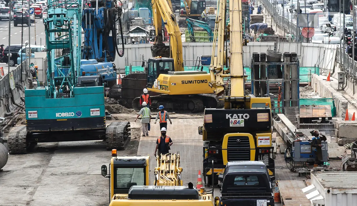 Suasana saat para pekerja menyelesaikan proyek Moda Raya Terpadu (MRT) Fase II di Jalan MH Thamrin, Jakarta, Selasa (19/7/2022). Proyek MRT Jakarta Fase 2 CP 201 rute Stasiun Thamrin-Stasiun Monas telah mencapai 40,25 persen. (Liputan6.com/Faizal Fanani)