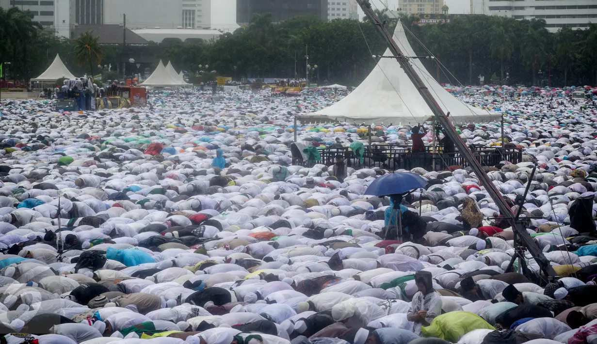 Massa aksi damai 2 Desember bersujud saat menunaikan ibadah salat Jumat di Monas, Jakarta, Jumat (2/12). Meski hujan mengguyur, massa tetap bertahan di saf masing-masing dan melangsungkan salat Jumat bersama-sama. (Liputan6.com/Faizal Fanani)
