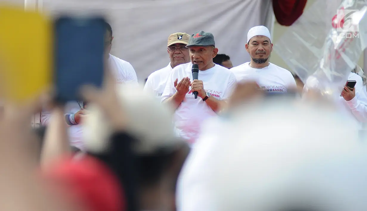 Politikus senior, Amien Rais menghadiri kegiatan jalan sehat di kawasan Jakarta Pusat, Sabtu (2/2).  Acara yang digelar oleh relawan Roemah Djoeang Prabowo-Sandiaga ini mengambil rute dari Irti Monas menuju Lapangan Banteng (Liputan6.com/Herman Zakharia)