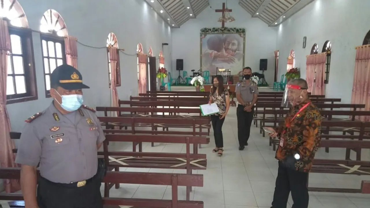Tim Pemantau yang dipimpin Sekcam Kawangkoan Barat Adri Mangindaan mengecek beberapa rumah ibadah, Kamis (16/7/2020).