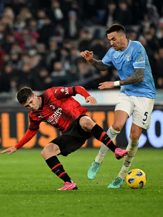 Laga kedua tim berlangsung ketat. (Alberto PIZZOLI/AFP)