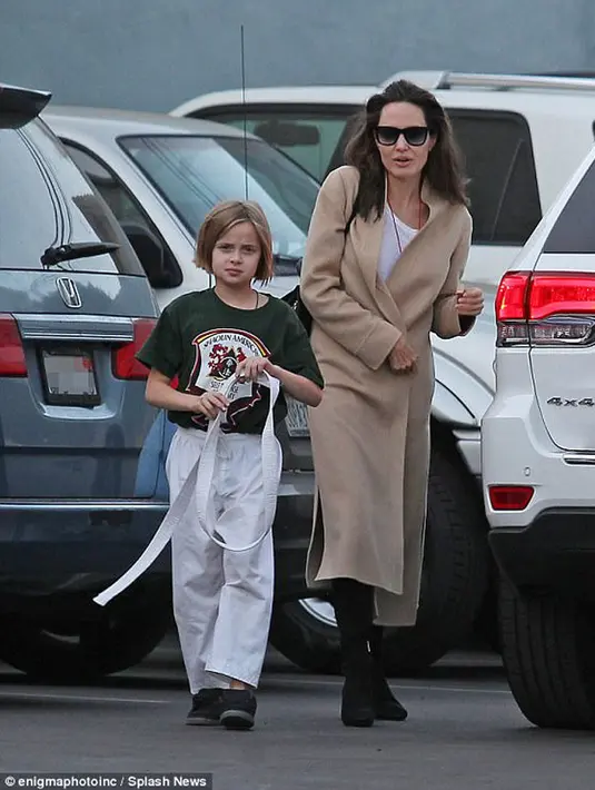 “Aku pikir ini akan menjadi cara yang baik demi pernikahan kami,” ungkap Jolie yang sedang berjalan bersama Vivienne dan seperti diwartakan Daily Mail. (Doc. Daily Mail)