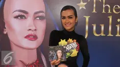 Penyanyi Julia Perez memperlihatkan album terbarunya yang bertajuk "The Best of Julia Perez" di kawasan Tugu Tani, Jakarta, Jumat (7/10). Album The Best of Julia Perez merupakan album ketiga dari Jupe (Liputan6.com/Herman Zakharia)