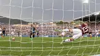 Joe Hart gagal mengamankan gawangnya dari sepakan penalti pemain Atalanta, Franck Kessie pada laga Serie A Italia di Atleti Azzurri d'Italia stadium,  Bergamo, Italy (12/9/2016) dini hari WIB.. Atalanta menang 2-1. (EPA/Paolo Magni)