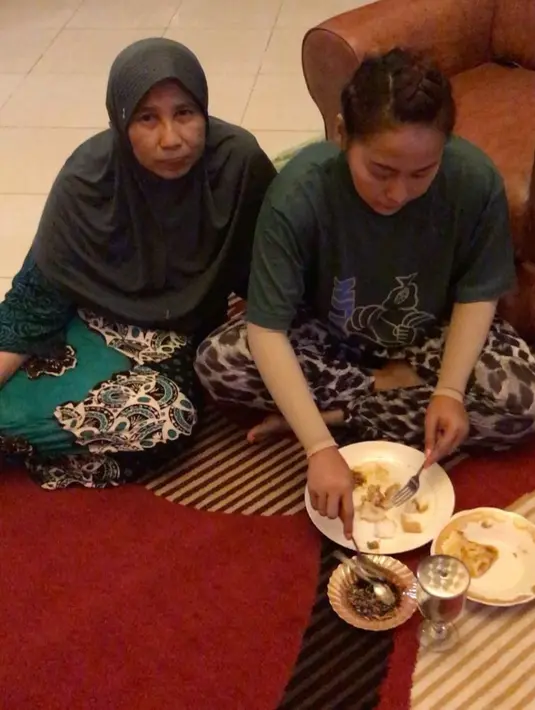 Istri Adam Suseno itu juga mengajak untuk tidak malas berpikir.  Waktu yang hanya tujuh hari dalam sehari harus dimanfaatkan sebaik mungkin. Jangan sampai waktu dihabiskan untuk yang tidak bermanfaat. Dan bekerja dengan sepenuh hati.  (Instagram/inul.d)