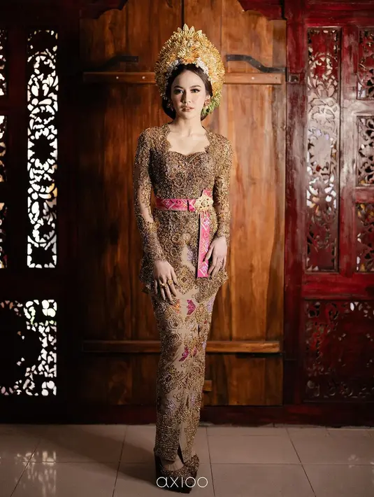Jelang menikah, Mahalini gelar prosesi adat Bali berupa Mepamit. Di momen itu, ia pun tampil dalam balutan kebaya Bali rancangan Asky Febrianti. Kebaya tersebut memiliki nuansa cokelat keemasan yang dibuat dari bahan tulle dengan berbagai detail payet. Asky memperhatikan penuh kebaya rancangannya dengan menambahkan back detail yang sangat lekat dengan budaya di keluarga Mahalini Raharja. Adalah gambar pura yang mengisi ruang di bagian bawah leher belakang. [@axioo]