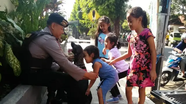 Terra, anjing pelacak bahan peledak alias bom K9 Polres Kebumen akrab dengan anak-anak. (Foto: Liputan6.com/Polres Kebumen/Muhamad Ridlo)