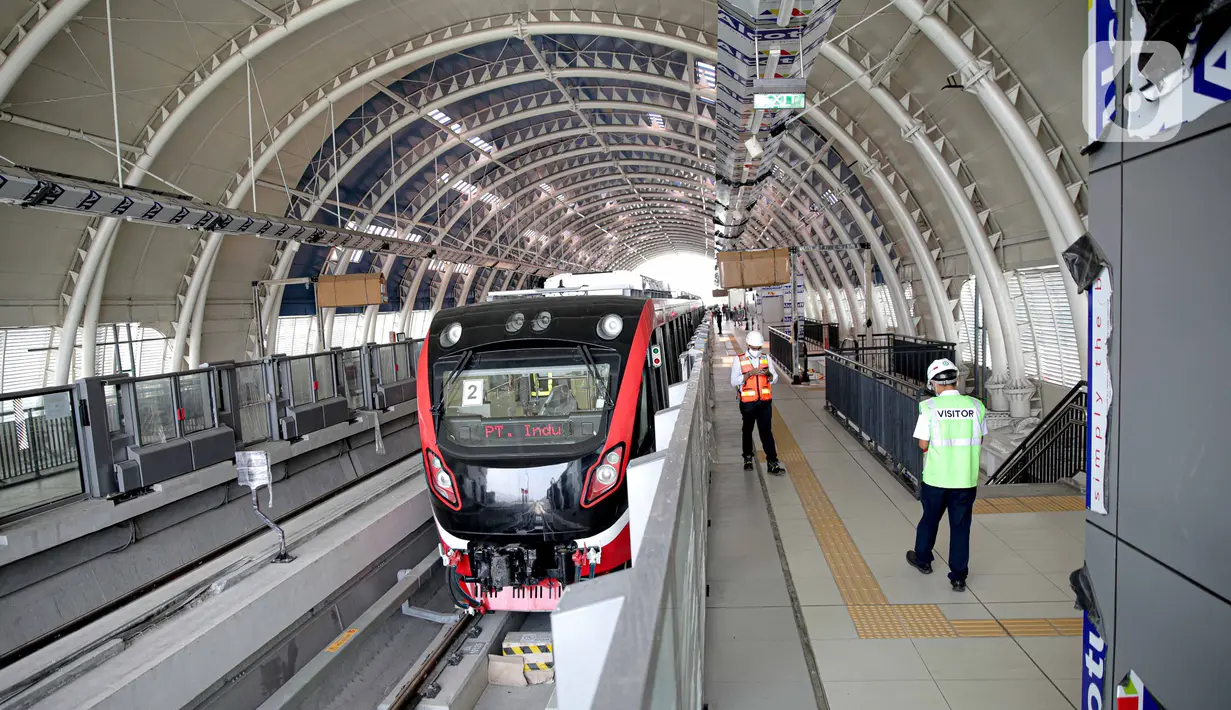 Suasan stasiun LRT TMII, Jakarta, Rabu (11/11/2020). Tes dilakukan mulai dari uji kelayakan hingga kebisingan. Ditargetkan LRT Jabodebek beroperasi pertengahan 2022. (Liputan6.com/Faizal Fanani)
