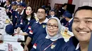Selama retret kabinet berlangsung, penampilan Widhi selalu terlihat memukau tanpa tampil dengan memamerkan barang branded.  [Foto: Instagram/ Widi Wardhana]