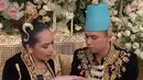 Raffi Ahmad dan Nagita Slavina merayakan ulang tahun pernikahan ke-9. Pada momen tersebut, pasangan yang telah memiliki dua orang anak itu merayakan dengan cara berbeda. Raffi dan Nagita mengenakan baju pengantin. [Instagram/raffinagita1717]