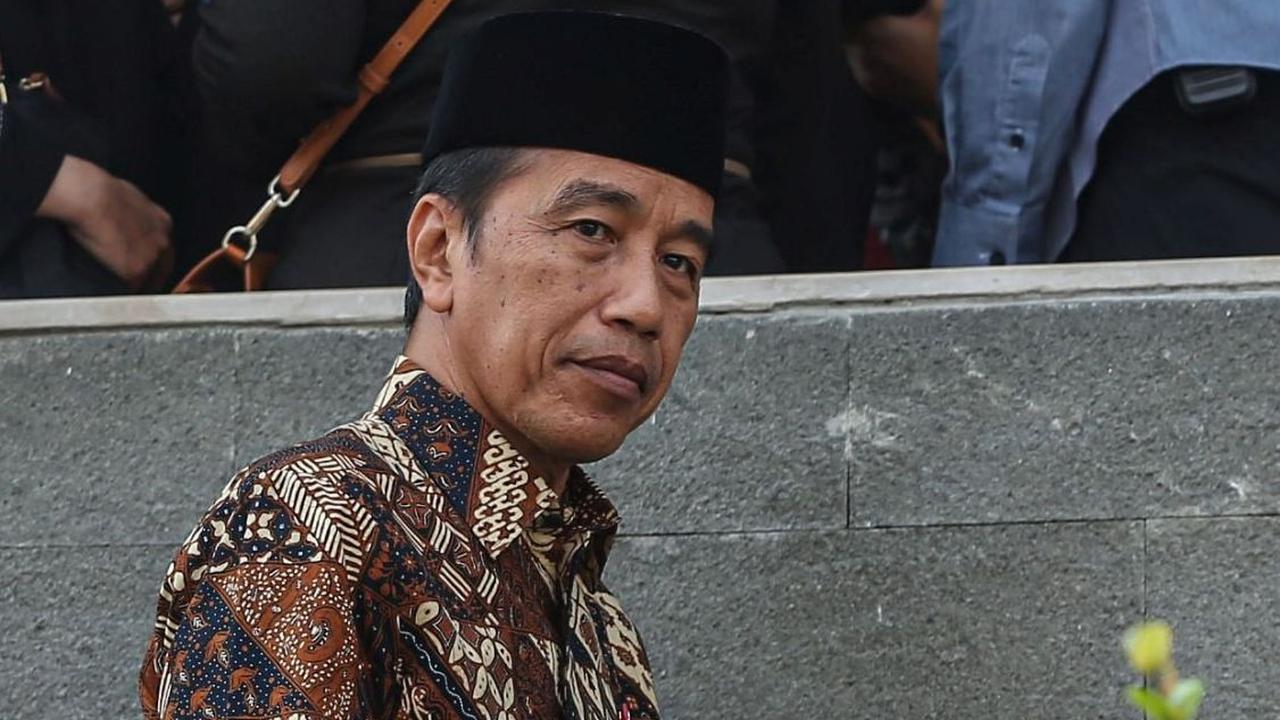 Presiden juga tampak mengenakan pakaian batik berwarna cokelat dan hitam, menunjukkan rasa hormat dan duka cita yang mendalam atas kepergian tokoh nasional tersebut. Foto: Liputan6.com / Angga Yuniar<br>