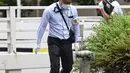 Polisi memeriksa tempat kejadian di mana seorang pria dilaporkan membakar dirinya, di dekat Kantor Perdana Menteri di Tokyo, Rabu, 21 September 2022. Kini, pria dan polisi dilarikan ke rumah sakit terdekat. Namun, belum ada kabar lebih lanjut mengenai kondisi mereka saat ini. (Kyodo News via AP)