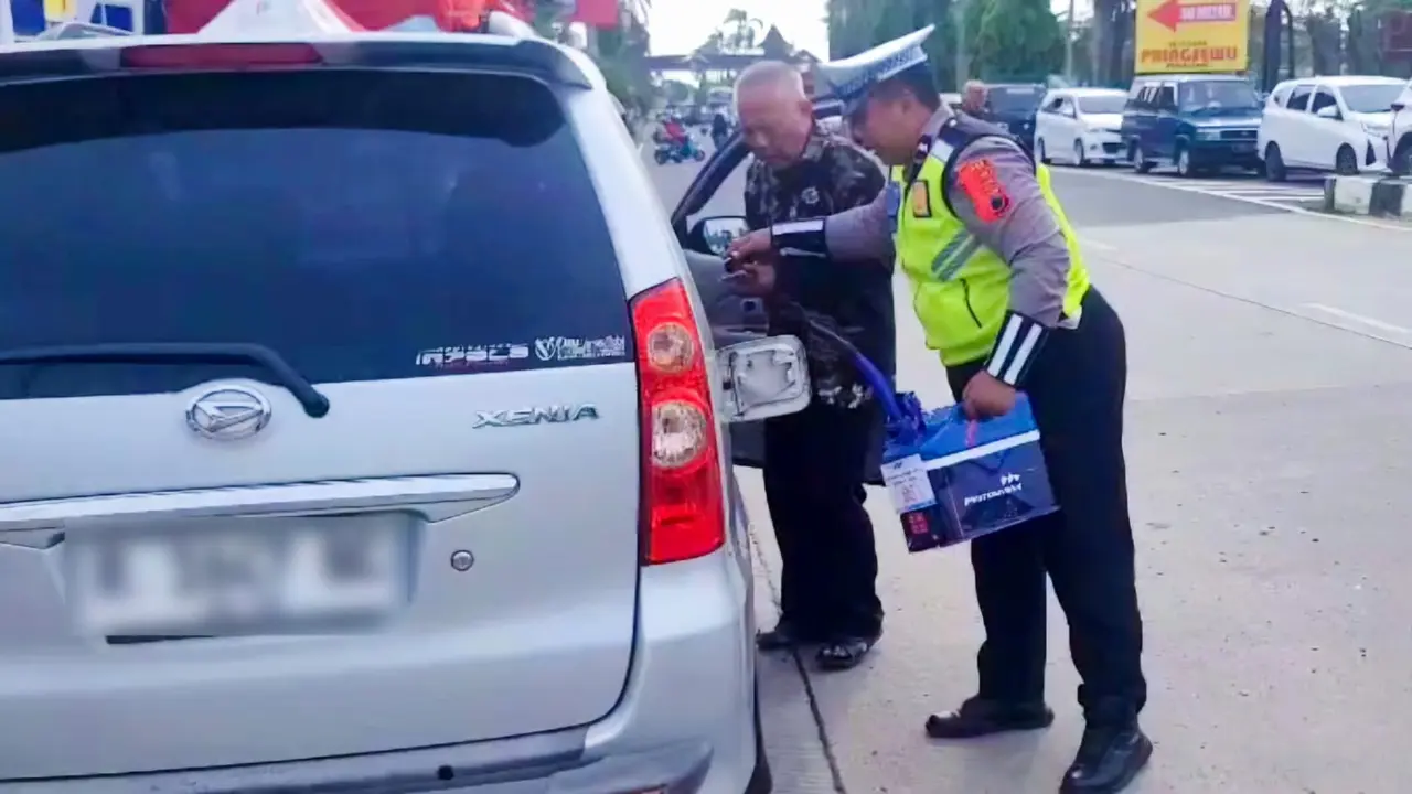 Polisi membantu pemudik yang kehabisan BBM