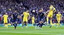 Pemain Ukraina Roman Yaremchuk (kanan) mencetak gol ke gawang Skotlandia pada pertandingan play-off kualifikasi Piala Dunia 2022 di Hampden Park Stadium, Glasgow, Skotlandia, 1 Juni 2022. Ukraina menang 3-1. (Andrew Milligan/PA via AP)