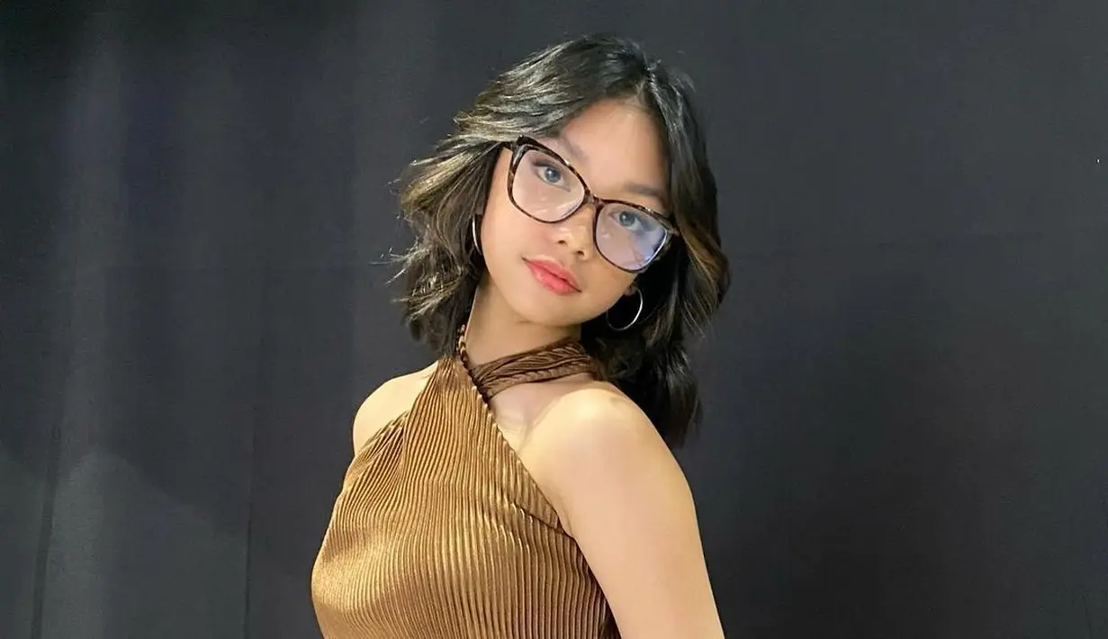 Beberapa kali anak Nola B3 ini tampil fresh dengan rambut pendek yang ditata wavy. [Foto: IG/Naura Ayu].