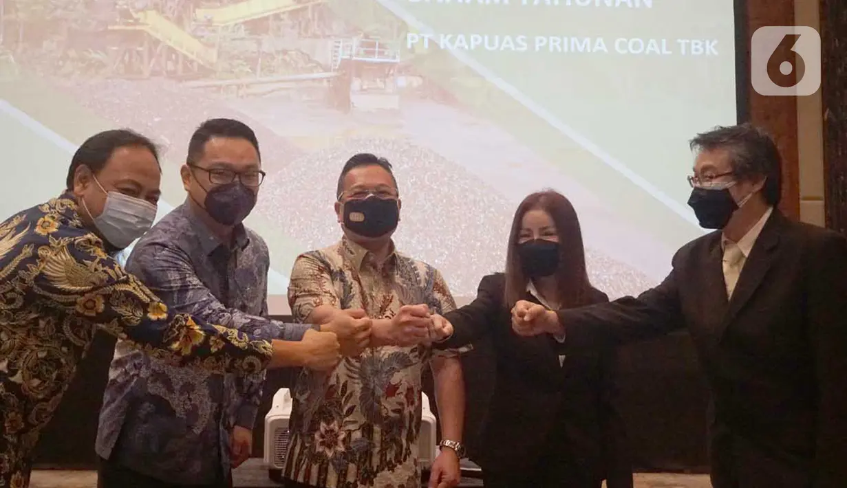 Direktur Independen PT Kapuas Prima Coal Tbk (ZINC) Padil Noor, Direktur Hendra Susanto William, Direktur Utama Harjanto Widjaja, Direktur Evelyne Kioe dan Notaris Satria Amiputra, berbincang usai RUPSLB di Jakarta, Jumat (09/06/2021). (Liputan6.com/HO/ZINC)