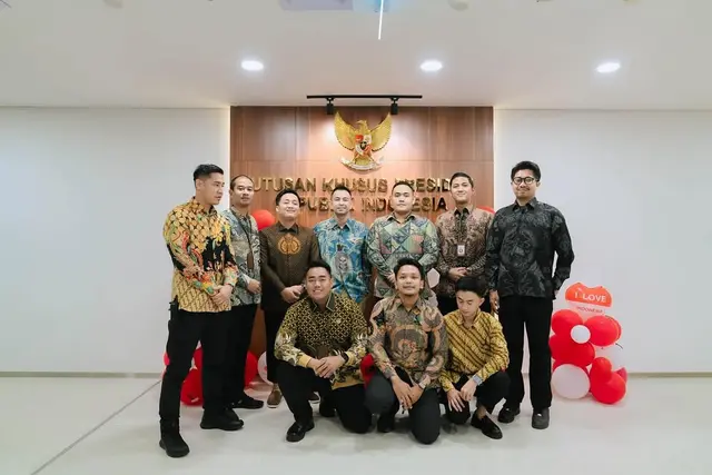 7 Potret kebersamaan Raffi Ahmad dan utusan khusus presiden, tampil kompak pakai batik jelang HUT RI