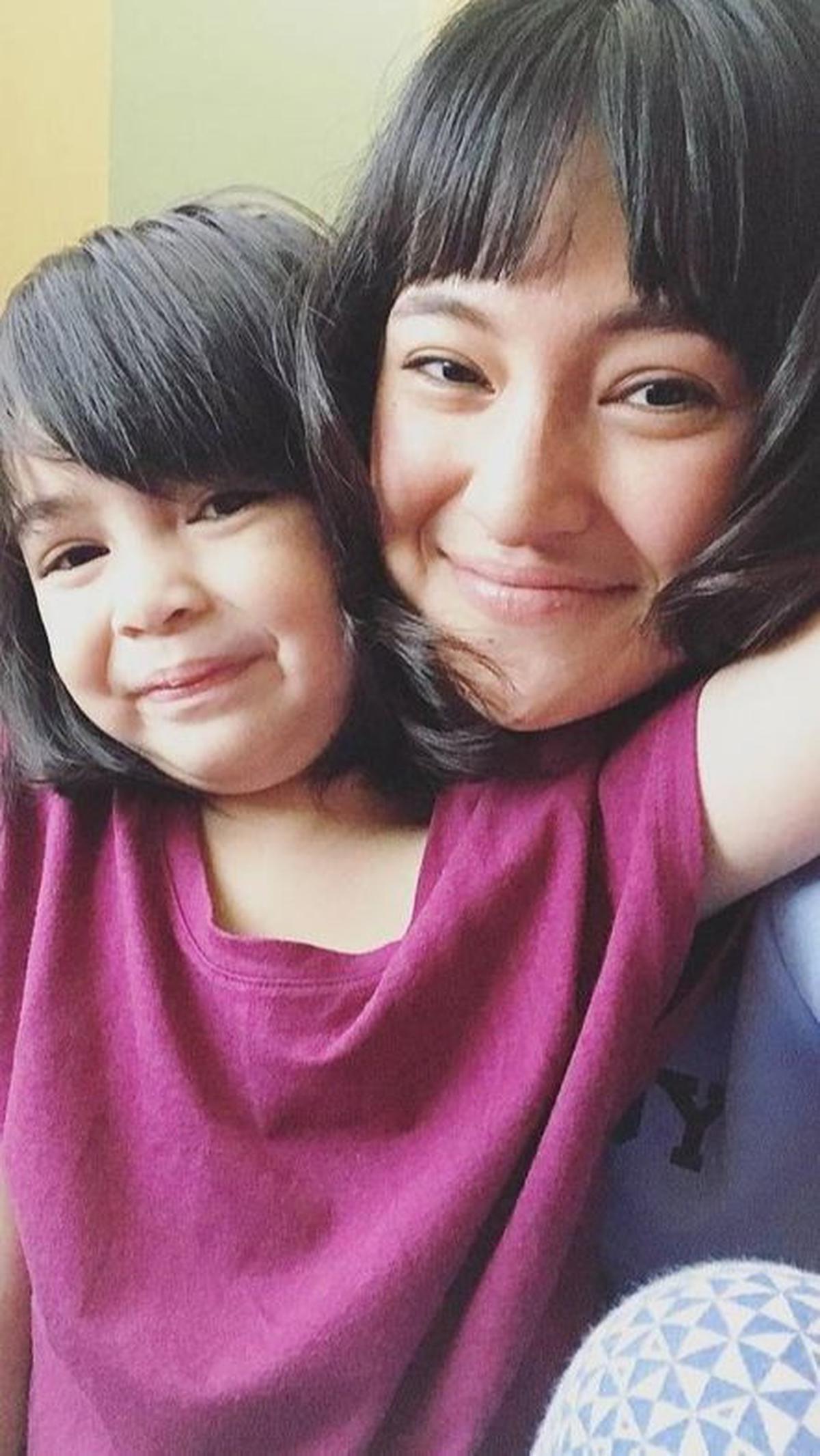 Sienna tumbuh semakin cantik. Ia terlihat mirip dengan sang ibu, Marshanda.