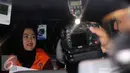 Istri Bupati Empat Lawang, Suzanna berada di dalam mobil tahanan usai menjalani pemeriksaan di Gedung KPK, Jakarta, Senin (6/7/2015). Ia dan suaminya resmi ditahan karena diduga menyuap mantan Ketua MK, Akil Mochtar. (Liputan6.com/Helmi Afandi)