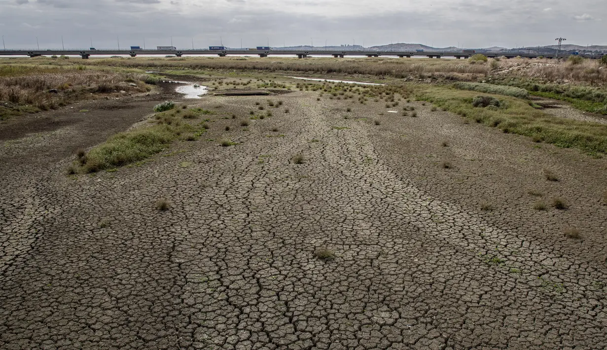 Pemandangan dasar sebuah sungai yang kering di Istanbul, Turki, 21 September 2020. Kota metropolitan terbesar Turki, Istanbul, berusaha mengatasi kekurangan air akibat minimnya curah hujan dan musim panas yang kering. (Xinhua/Osman Orsal)