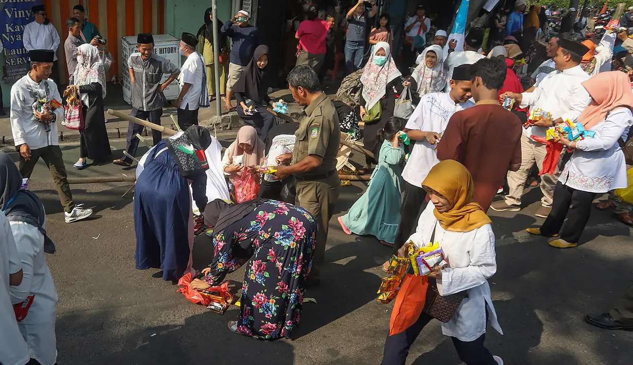 Makanan kecil dalam kemasan menjadi simbol pengganti hasil bumi. (merdeka.com/Arie Basuki)