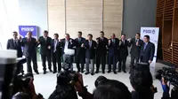 Delegasi FIFA-AFC bergandengan tangan dengan Pengurus PSSI usai peertemuan di Kantor PSSI, Senayan, Jakarta, Senin (2/11/2015). Kedatangan FIFA-AFC untuk bertemu PResiden Joko Widodo memicarakan sepakbola Indonesia. (Bola.com / Nicklas Hanoatubun)