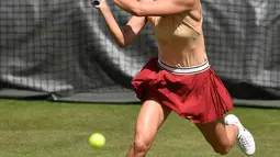 Petenis Rusia Maria Sharapova mengembalikan bola saat sesi latihan jelang bertanding di Kejuaraan Tenis Wimbledon 2019 di London, Inggris (30/6/2019). Sharapova akan bertanding pada putaran pertama melawan petenis Prancis, P. Parmentier. (AFP Photo/Glyn Kirk)