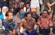 VIDEO: Pramono-Rano Lesehan Duduk di Jalan, Temui Demo Warga Kampung Bayam Bahas Soal Rusun