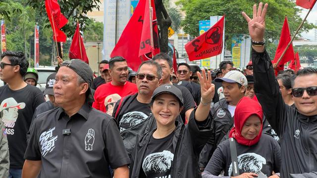 Puluhan ribu massa Sohib Pras atau pendukung Prasetyo Edi Marsudi melakukan long march atau jalan jauh dari Sekretariat Tim Pemenangan Daerah (TPD) DKI Jakarta Ganjar-Mahfud, Jalan Hang Lekir, Jakarta Selatan menuju Stadion Gelora Bung Karno (GBK), Jakart