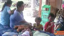 Citizen6, Jembrana: Mereka memilih mengungsi ke lapangan desa, pasar, balai banjar maupun balai desa serta mes sekolah yang lokasinya agak jauh dengan pantai. Dari 109 jumlah pengungsi 40 persen diantaranya anak-anak dan balita. (Pengirim: Dewa Darmada)