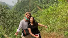 Seperti unggahan terbaru Tissa dan Dul, keduanya kompak membahas kisah asmara mereka yang sudah berumur tiga tahun. Siapa sangka, kisah asmara mereka bermula dari sebuah curug atau air terjun. Putra Ahmad Dhani mengenang momen PDKT dengan Tissa Biani yang terkesan romantis di bebatuan curug. (Liputan6.com/IG/@duljaelani).