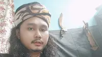 Ki Reman Sancang viral setelah meluncurkan buku berjudul bombastis yakni Kitab The Master Pelet seraya menyinggung &ldquo;pelet alami&rdquo; artis papan atas. (Foto: Dok. Koleksi Pribadi)