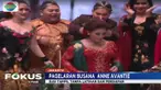 Dalam sebuah peragaan milik desainer Anne Avantie Susi tampil menjadi model. Kehadirannya menyita perhatian dan membuat penonton berdecak kagum.