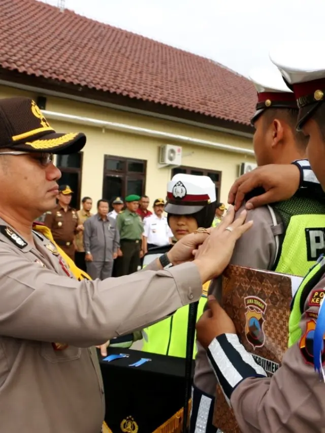 Penyematan pita Operasi Zebra Candi 2018 Polres Kebumen. (Foto: Liputan6.com/Polres Kebumen/Muhamad Ridlo)