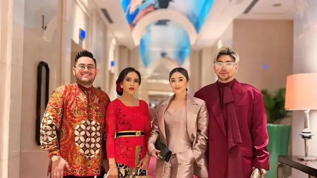 Dewi Persik yang turut berfoto dengan Nassar