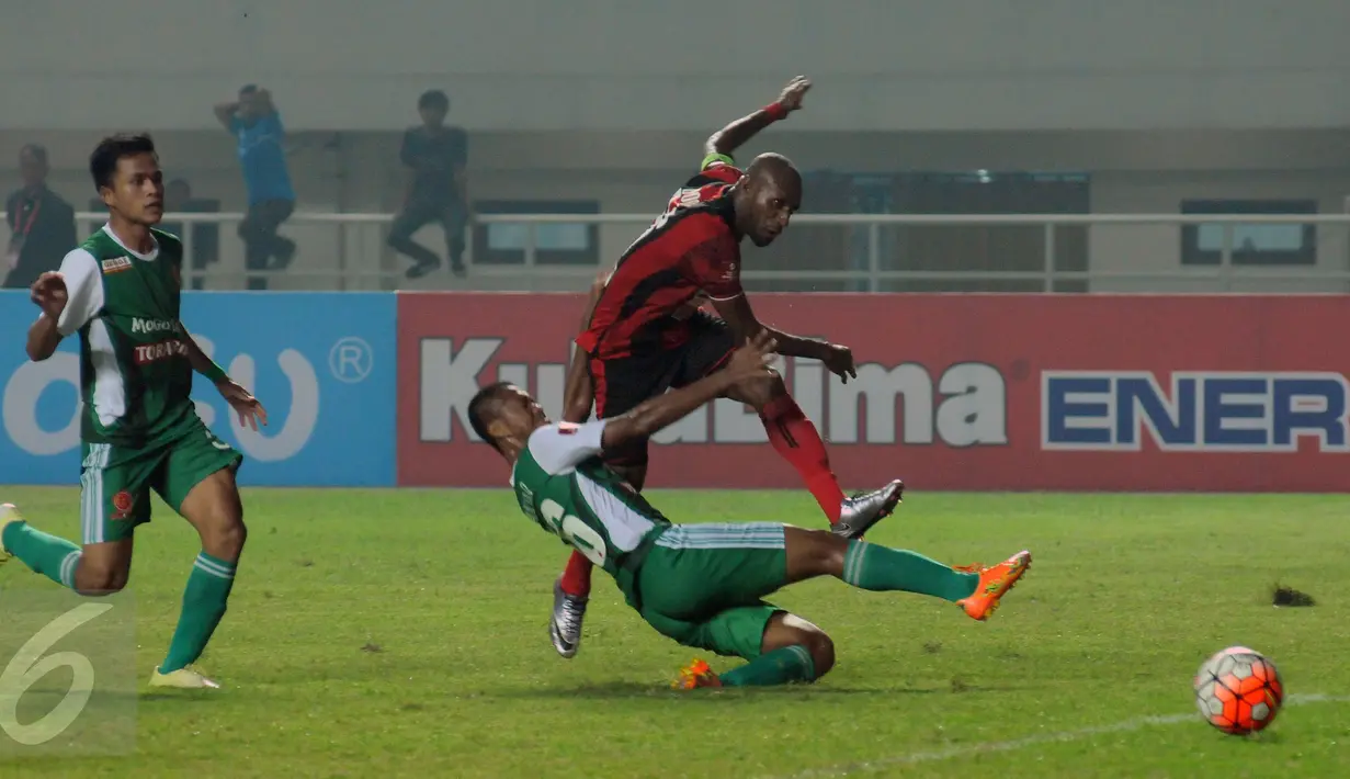 Penyerang Persipura, Boaz Salossa (kanan atas) melakukan tendangan saat melawan PS TNI di lanjutan Torabika Soccer Championship presented by IM3 Ooredoo di Stadion Pakansari Kab Bogor, Minggu (19/6). Persipura unggul 3-1. (Liputan6.com/Helmi Fithriansyah)