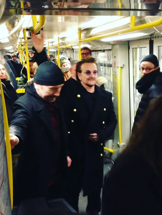 Nampaknya senang bukan main jika U2 benar-benar hadir di stasiun Gambir, rasa penat yang ada di benak masyarakat akan hilang begiitu saja ketika mendengar lantunan suara emas mereka. (Instagram/1046rtl)