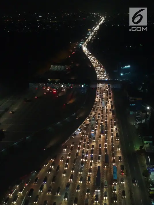 Kendaraan pemudik antre menuju Gerbang Tol Cikarang Utama di Bekasi, Jawa Barat, Minggu (10/6) dini hari. Pada H-5 Lebaran arus mudik di ruas Tol Jakarta-Cikampek mulai mengalami kepadatan. (Liputan6.com/Arya Manggala)