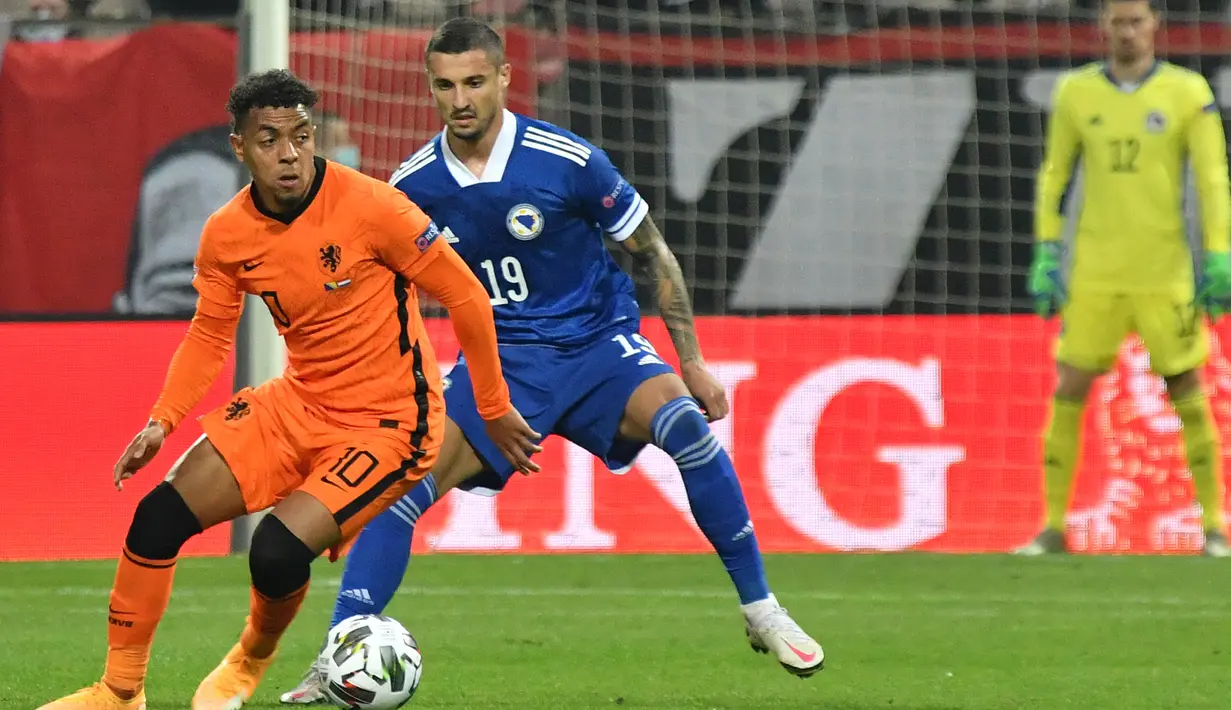 Donyell Malen. Penyerang muda PSV Eindhoven berusia 22 tahun ini mampu mencetak 19 gol dan 8 assist dalam 32 penampilannya di eredivisie musim ini. Ia merupakan pencetak gol terbanyak dari seluruh anggota skuat Timnas Belanda yang akan berlaga di Euro 2020. (AFP/Elvis Barukcic)